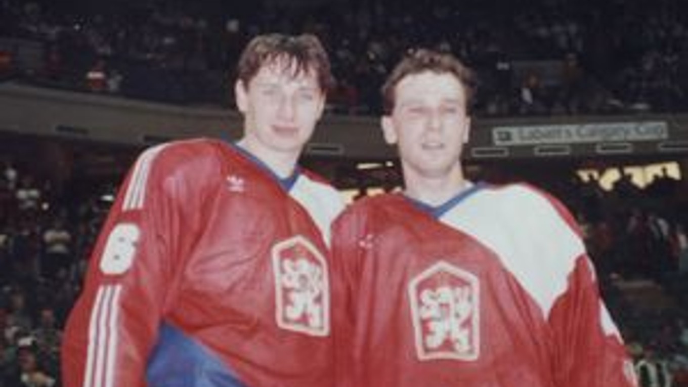V reprezentačnom drese. L. Čajka (vľavo) mal pred sebou najlepšie hokejové roky.