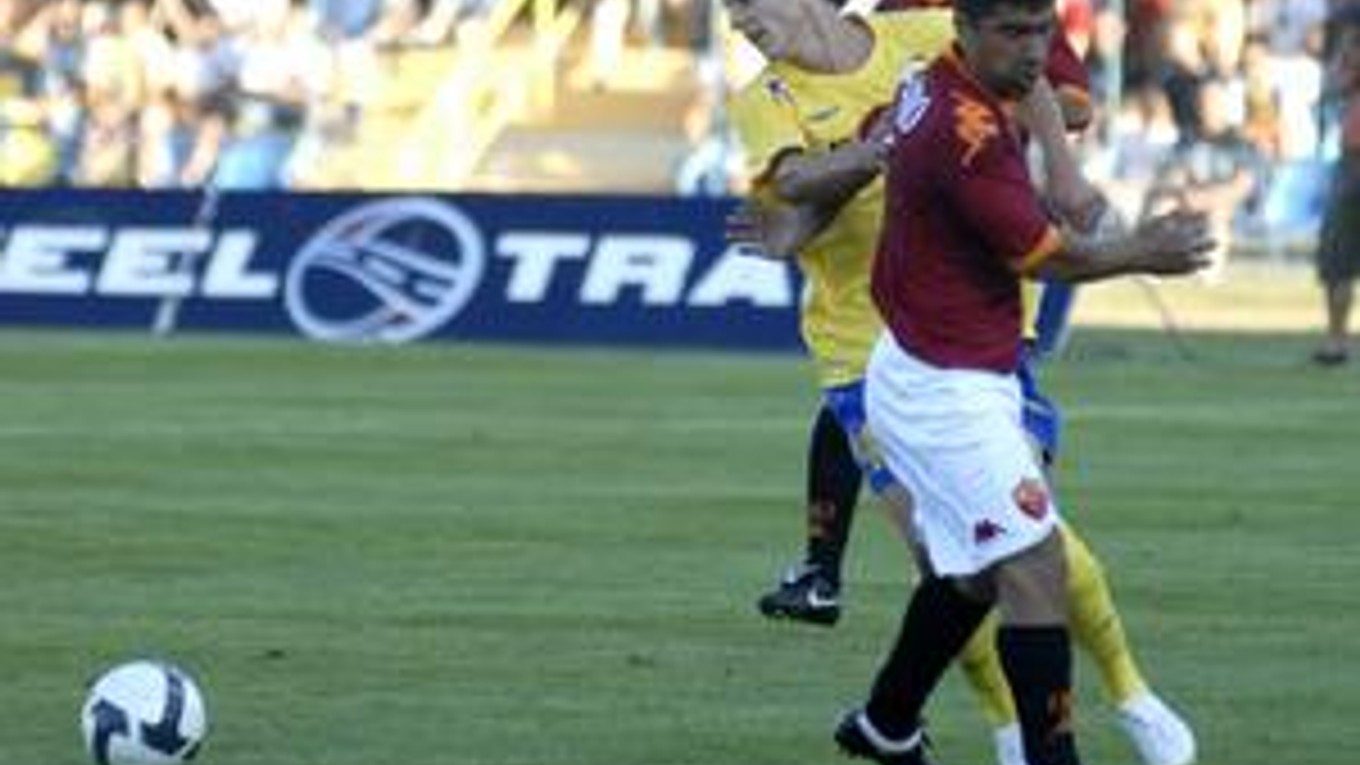 Proti "vlkom". Medzi doterajšie vrcholy K. Karaša patrí duel v Európskej lige UEFA proti AS Rím.