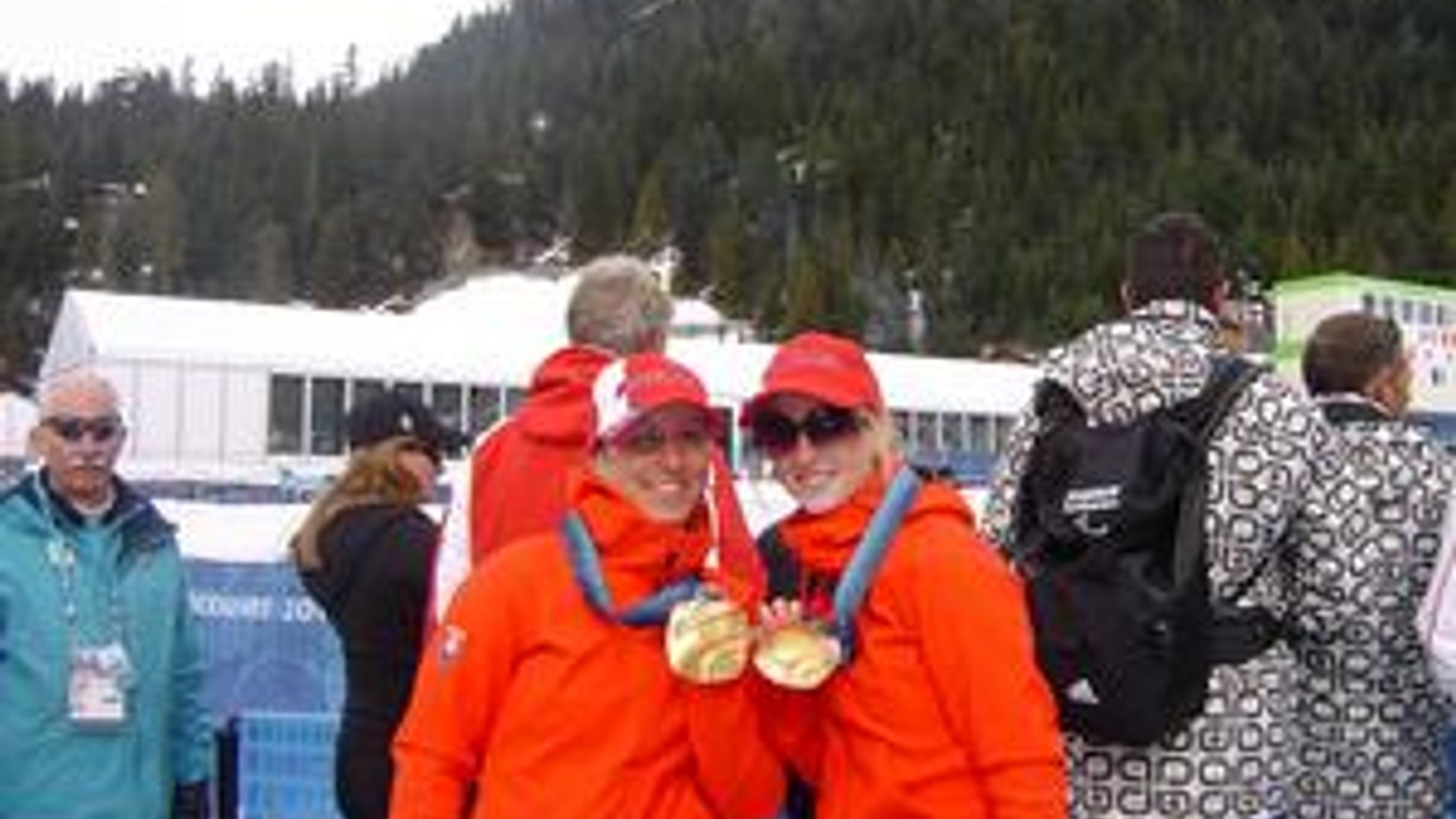 Perfektný finiš. Henrieta Farkašová spolu s navádzačkou Natáliou Šubrtovou získali v superkombinácii na zimnej paralympiáde už svoju tretiu zlatú medailu.