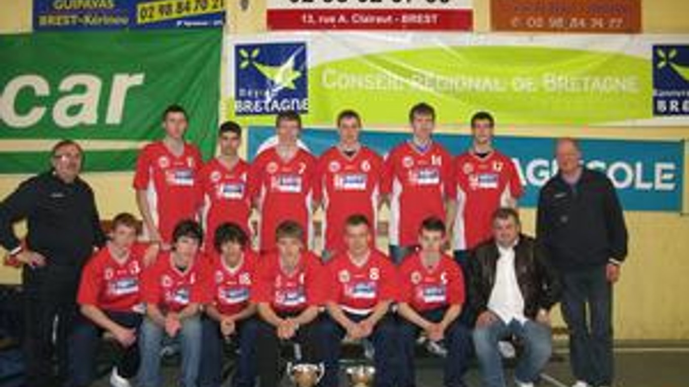 Juniori Košíc vo Francúzsku - Hore (zľava): O. Hrabovský - tréner, Halas, Beshir, Tysz, Kelemen, Kibritov, Záhon, I. Zibrinyi - vedúci družstva. Sediaci: Athanazov, M. Zibrinyi, Juhás, Timko, Podlubný, Boldy, T. Sabol - riaditeľ marketingu.