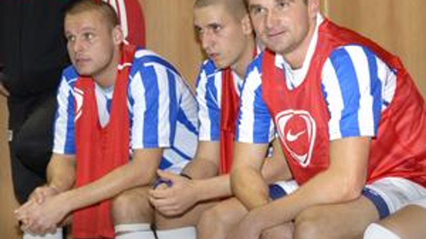 Lavička. Ľubomír Maďarik (vpravo) so spoluhráčmi sleduje z lavičky dianie na palubovke.