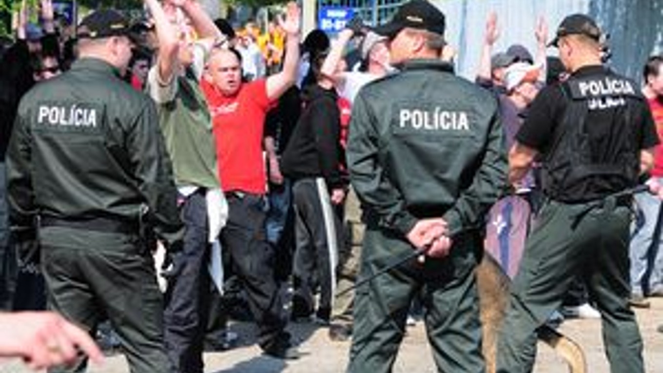 K stretom polície s fanúšikmi došlo už aj v uliciach Michaloviec.