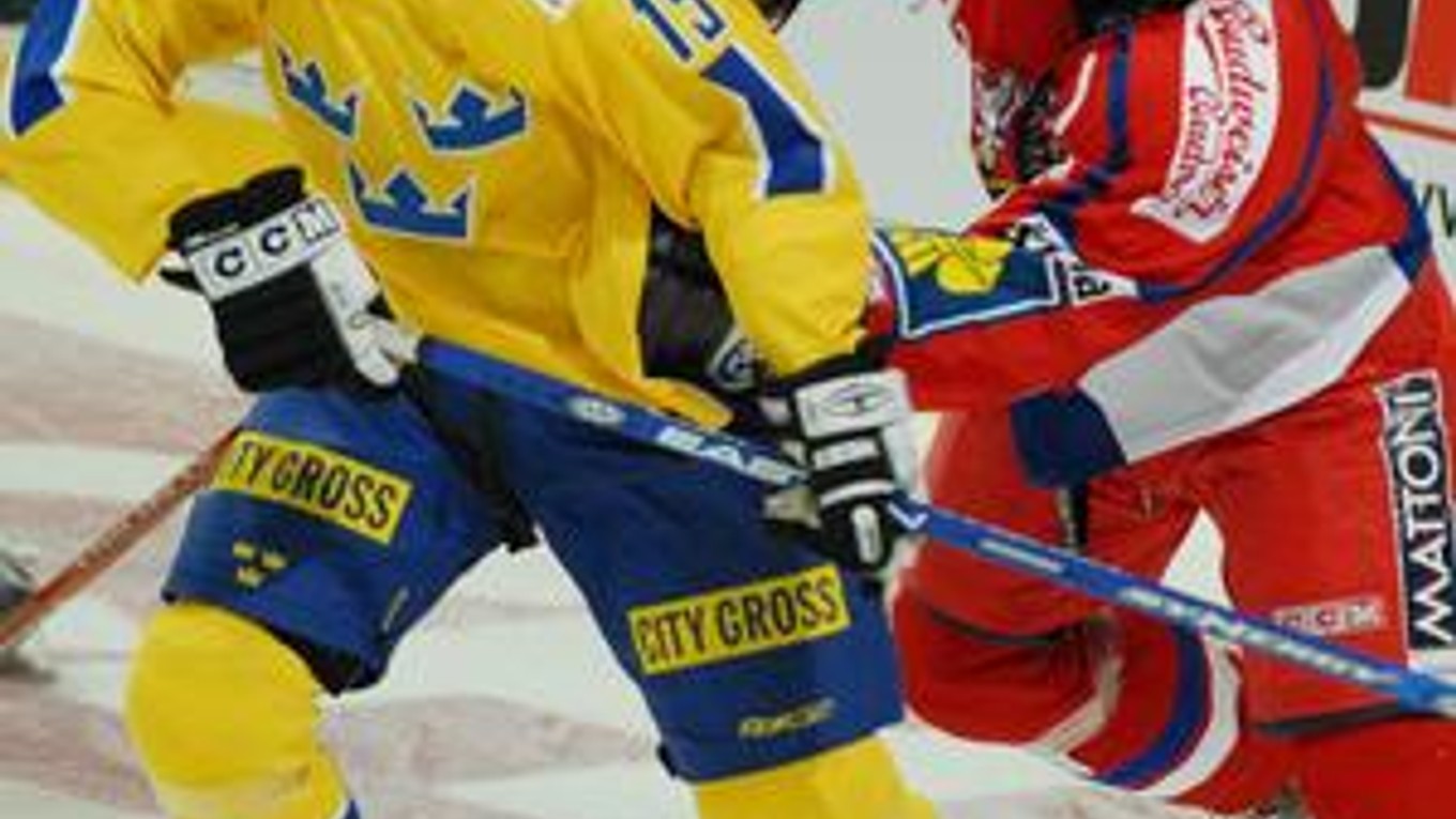 Okúsil aj reprezentáciu. Rickard Wallin zo Švédska (vľavo) a Martin Frolík (vpravo) z Českej republiky bojujú o puk počas zápasu Česko - Švédsko na podujatí Euro Hockey Tour.
