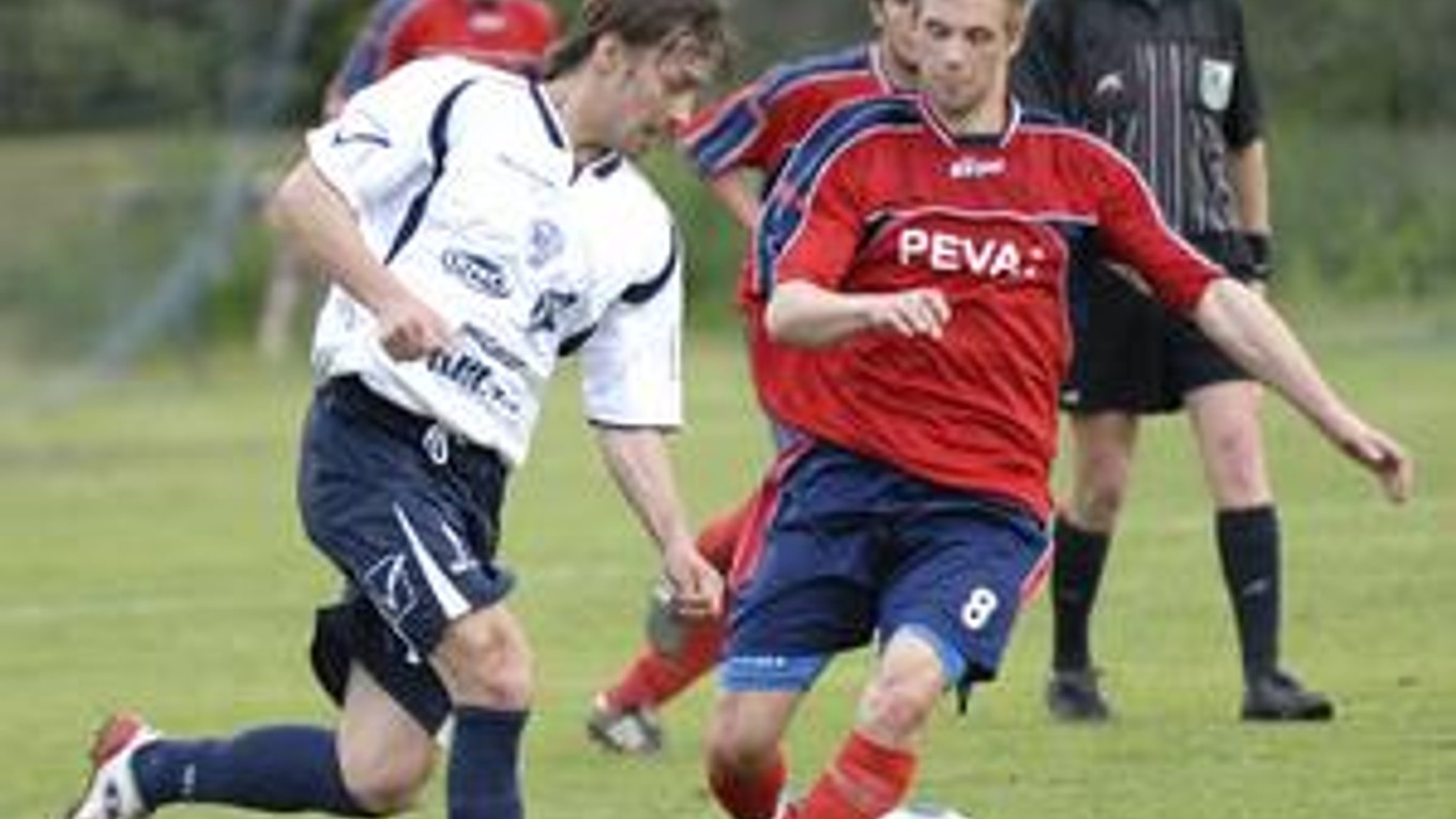 Stredopoliar Lokomotívy Dávid Lipnický (vľavo) sa postaral o vedúci gól svojho celku v košickom derby s Krásnou.