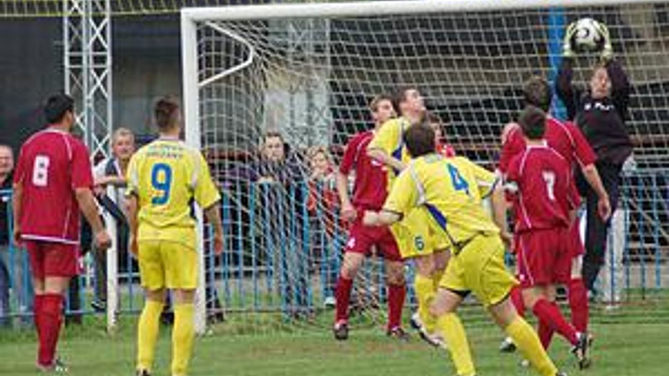 Rozhodol polčas. V spišskom derby medzi Smižanmi a Margecanmi bolo pred bránou hostí rušno v druhom polčase a gólman Graban dvakrát ťahal loptu zo svojej siete.
