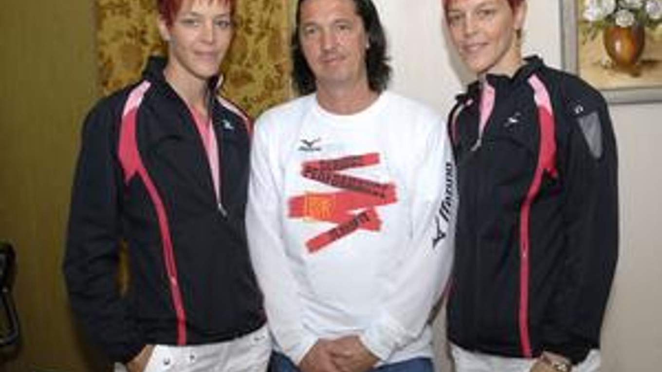 Trojlístok zľava Dana Velďáková, tréner Radoslav Dubovský a Jana Velďáková.