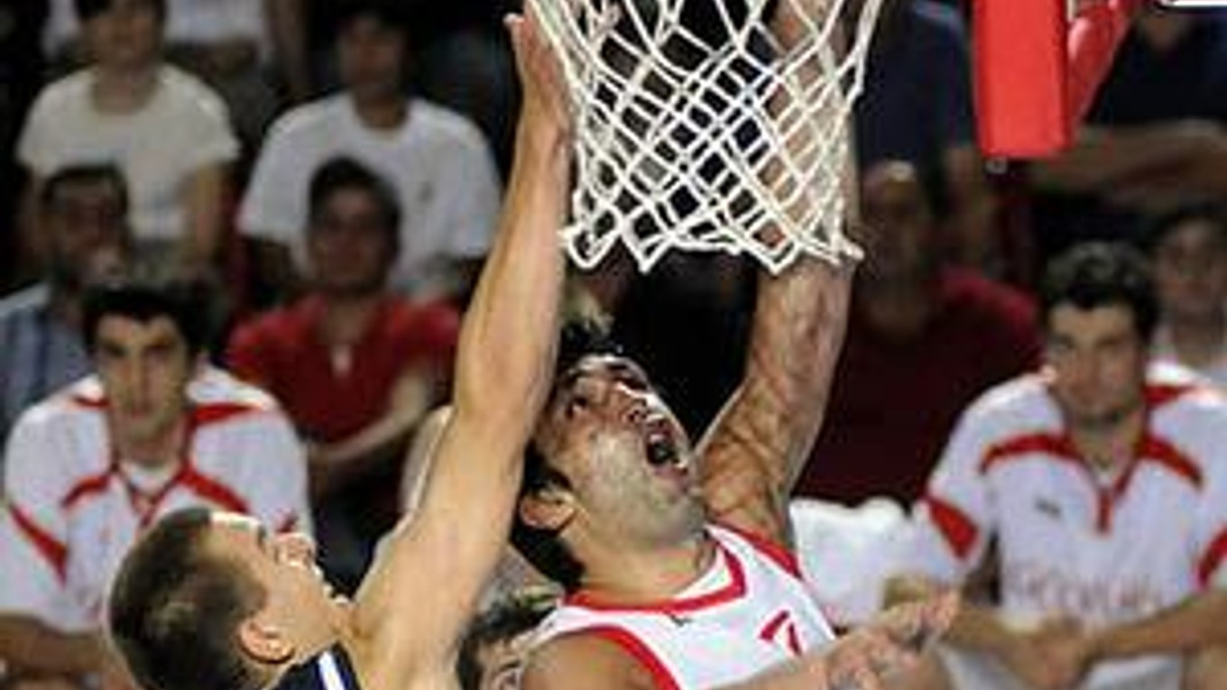 Stret s hviezdou. Michal Baťka bráni gruzínskeho hráča NBA Zazu Pachuliu.