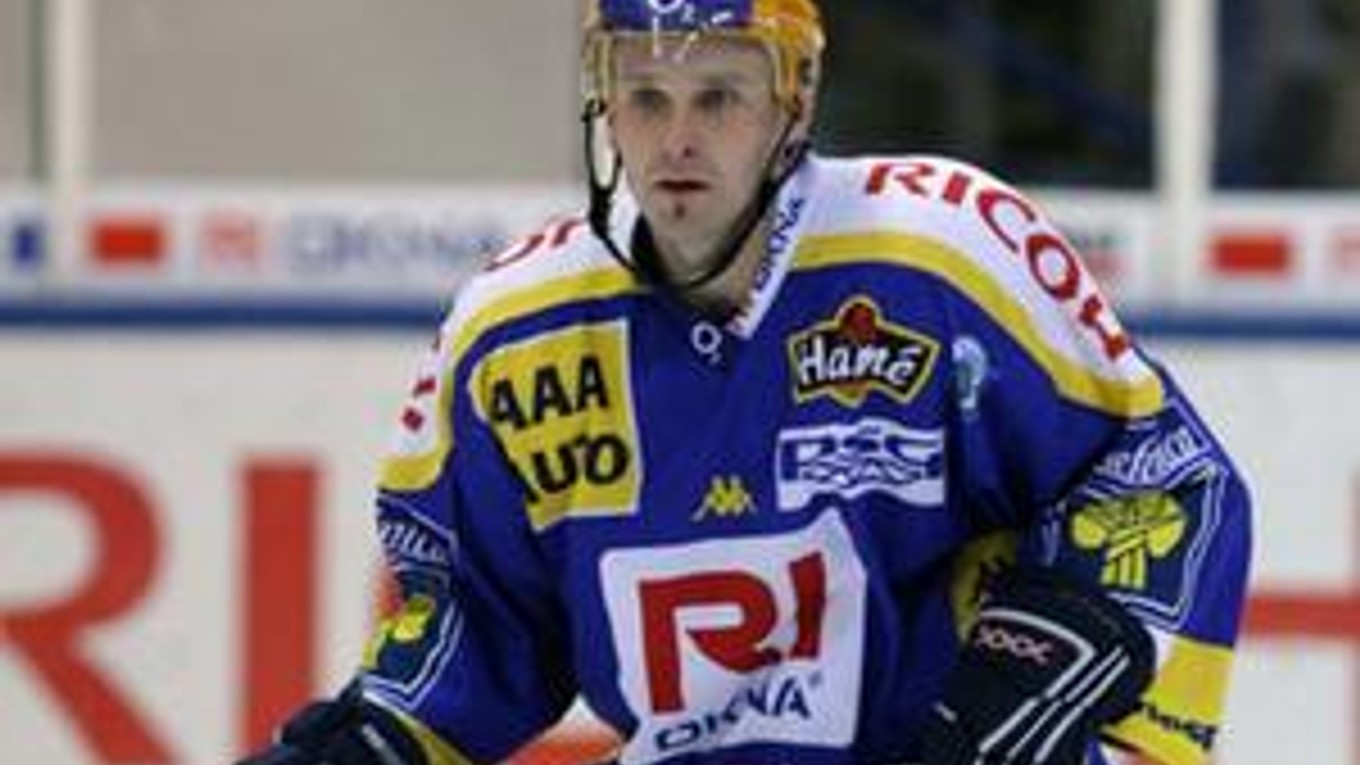 Z hosťovania zišlo. Obranca Lubomír Vosátko (na snímke ešte v drese Zlína) neposilnil majstrovský HC.