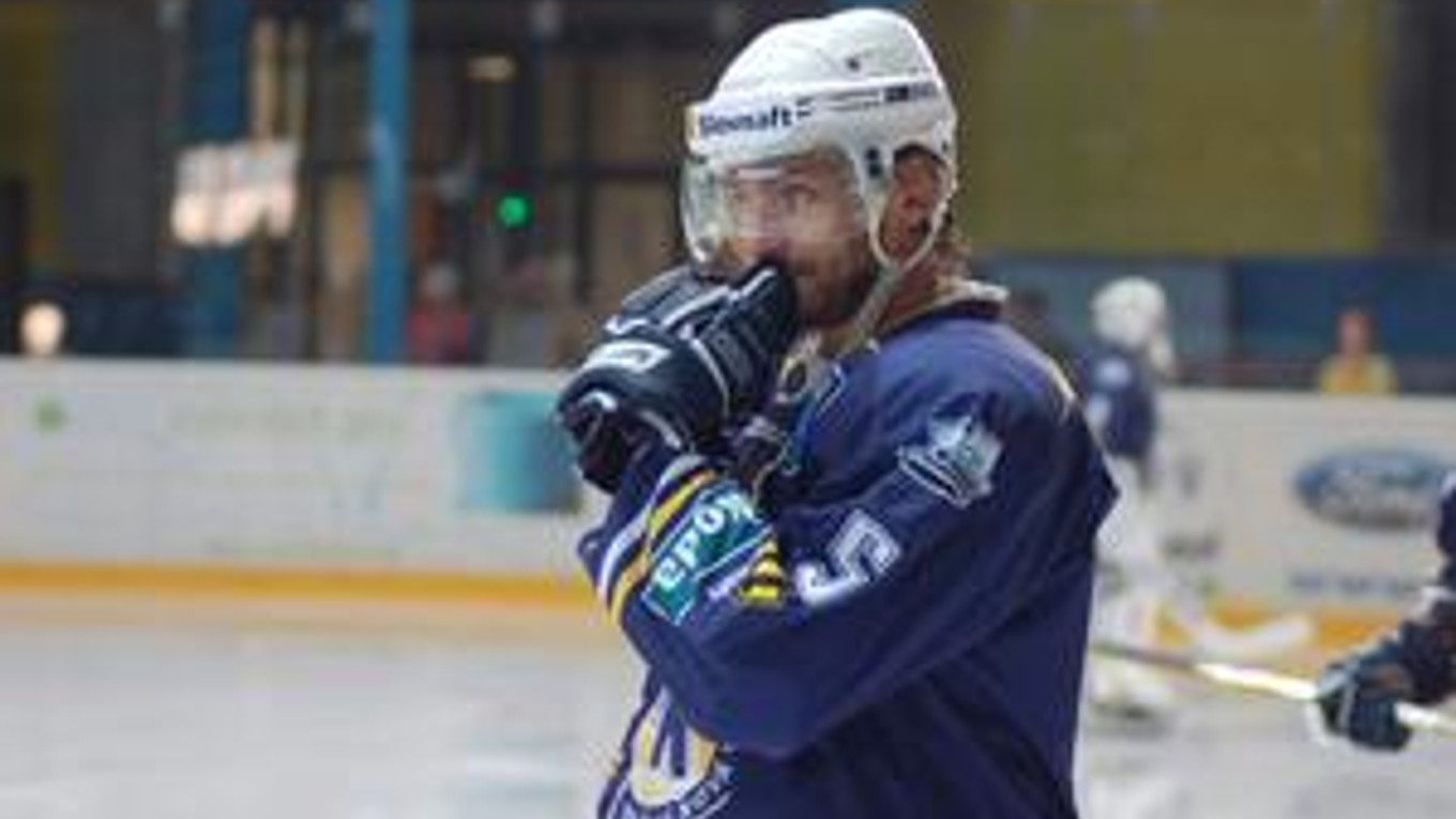 Marián Smerčiak. Na "staré kolená" sa nevyhol úrazu hlavy.