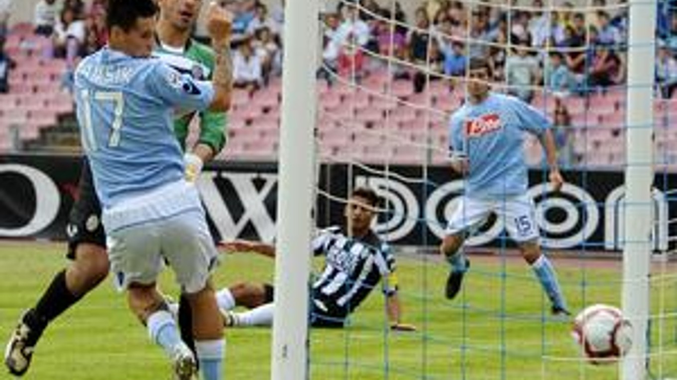 Dvojgólový strelec. Marek Hamšík strieľa gól do siete Sieny. Neapol vďaka jeho gólom nakoniec vyhral 2:1.