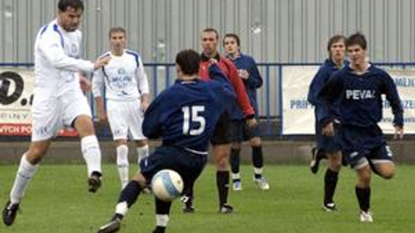 Peter Šmelko. Útočník košickej Lokomotívy (na snímke vľavo) rozhodol včerajšie derby v Krásnej gólom tri minúty pred koncom duelu.
