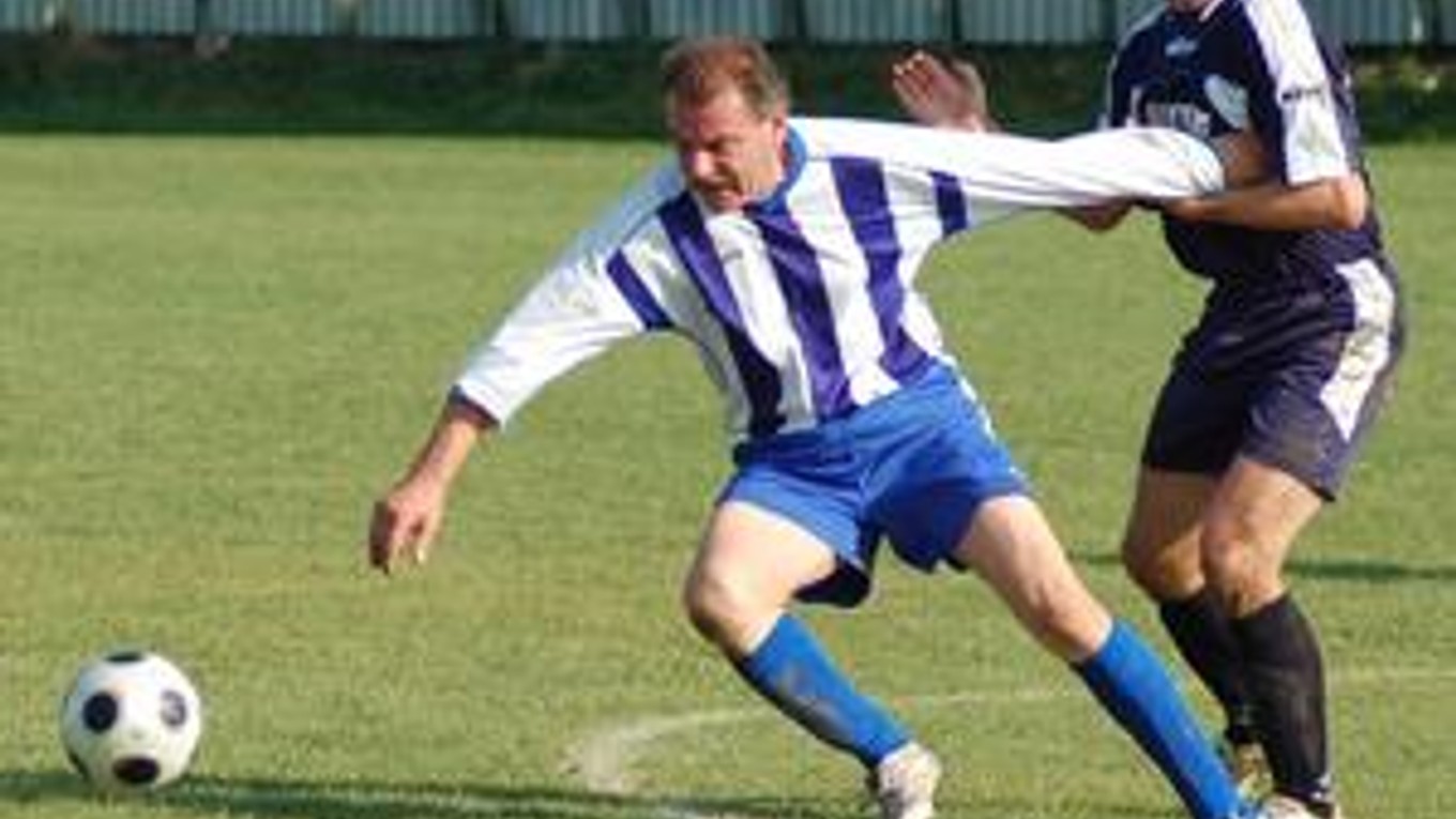 Starý, ale dobrý. Ešte aj vo veku štyridsaťštyri rokov je hrabušický stopér Ľubomír Bajtoš (v bielom) na neudržanie.