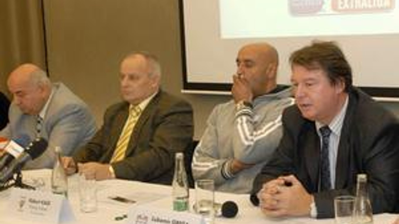 Zľava predseda ŠKP Viliam Illés, prezident ČH Hornets Miloslav Pinčák a tréner mužstva Róbert Kaid, prezident Akademika Ľubomír Grega.