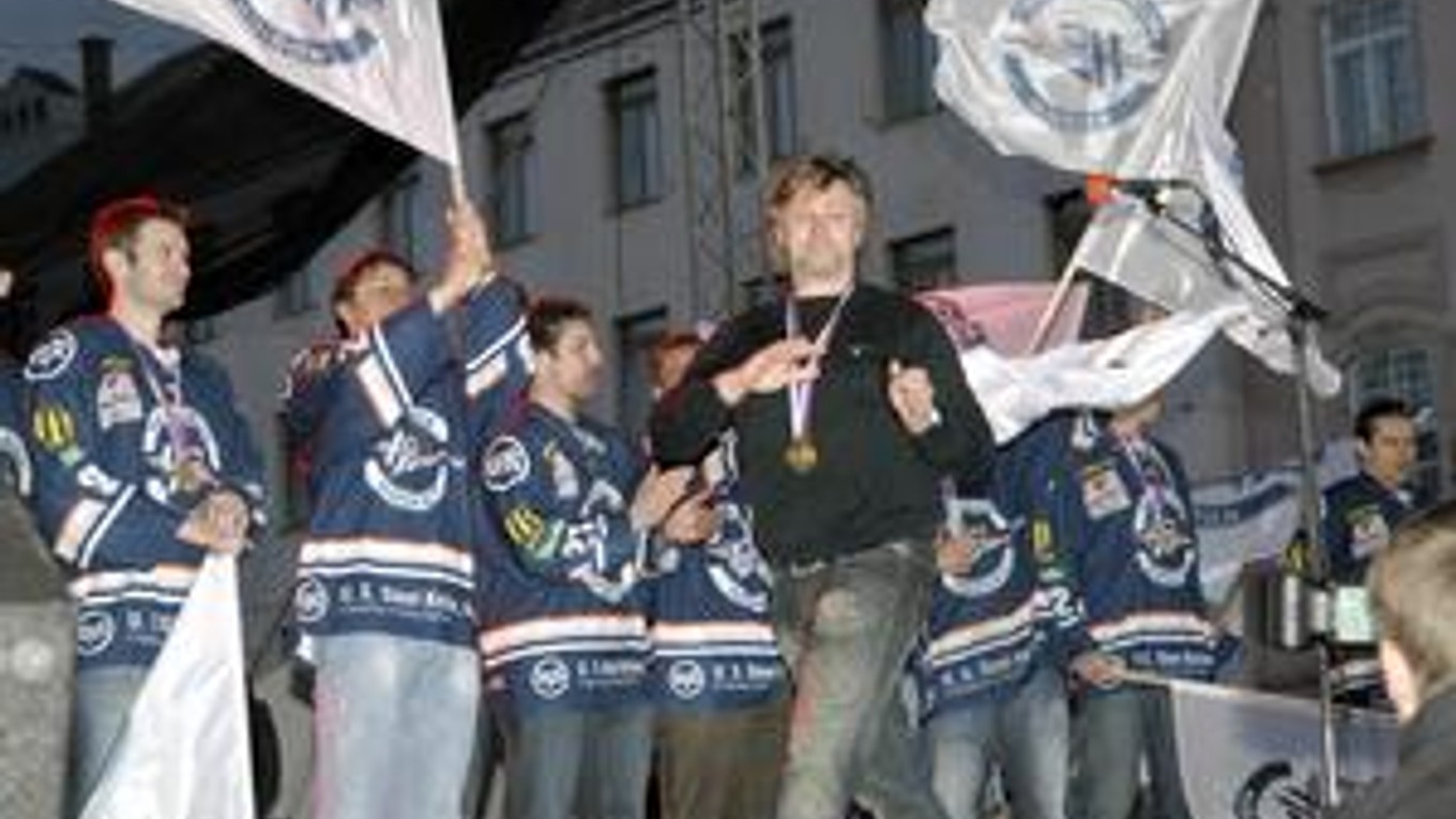 Takto sa Anton Tomko spoločne s hráčmi zvítal s tisíckami fanúšikov na Hlavnej ulici.