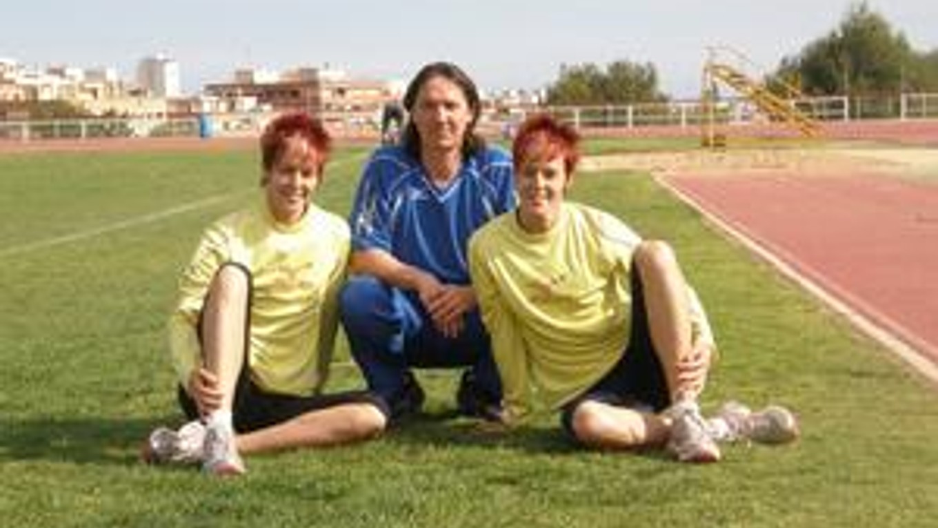 Na sústredení. Dana (vľavo) a Jana Velďákové s trénerom Dubovským počas prípravy v španielskom Benidorme.