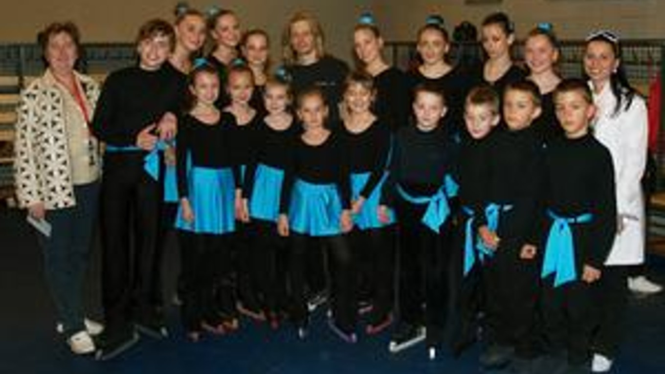 S legendou. Pretekári Kraso centra Košice predviedli exhibičnú choreografiu aj na Pľuščenkovej šou a po nej sa odfotografovali i s Jozefom Sabovčíkom.