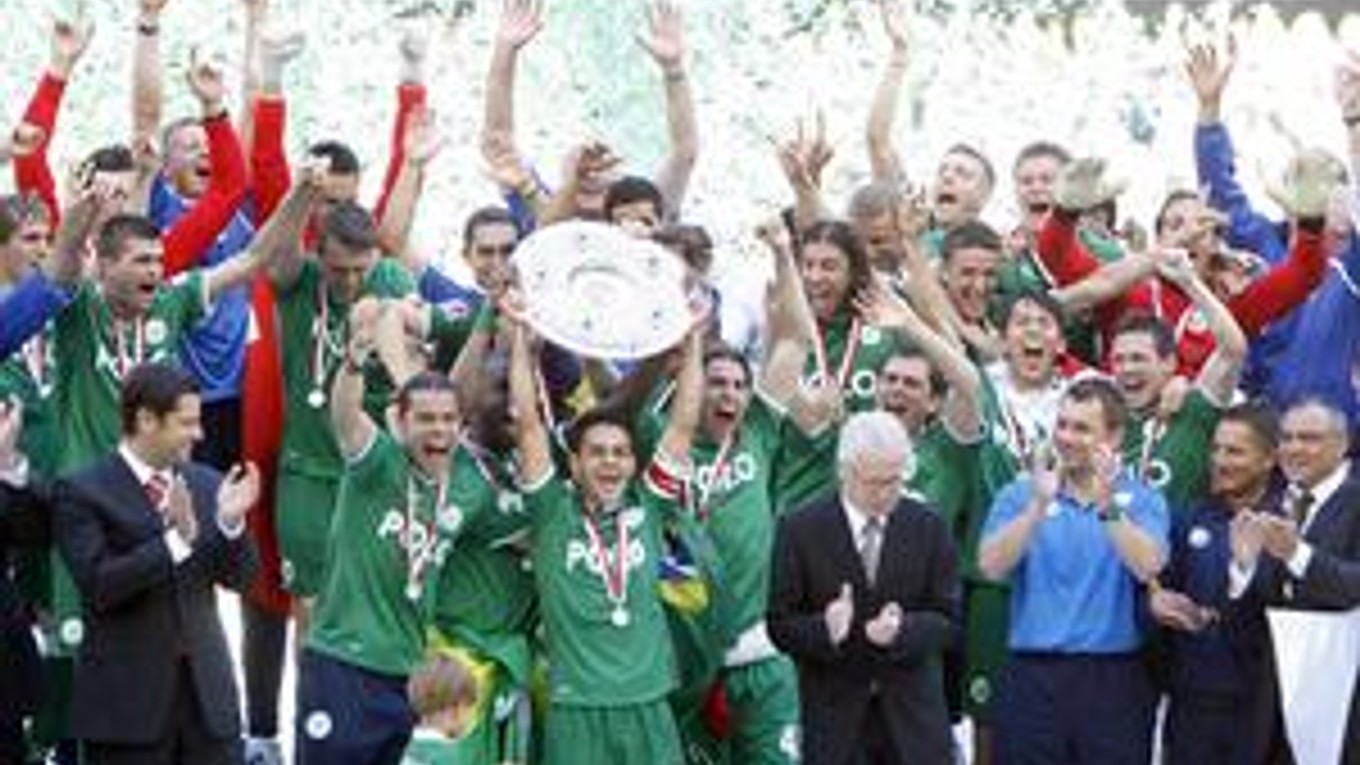 Majstri. Hráč Wolfsburgu Josue (uprostred) drží trofej po zisku ich prvého bundesligového titulu. Na snímke vľavo hore slovenský futbalový obranca Peter Pekarík.