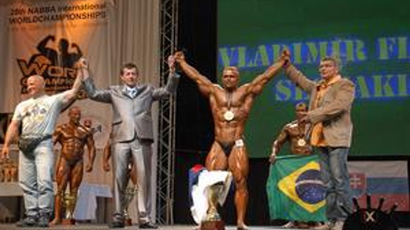 Takto na záver spoločne s Filipom a Mesterom a Kusom pózoval najlepší kulturista federácie NABBA Vladimír Flimel.