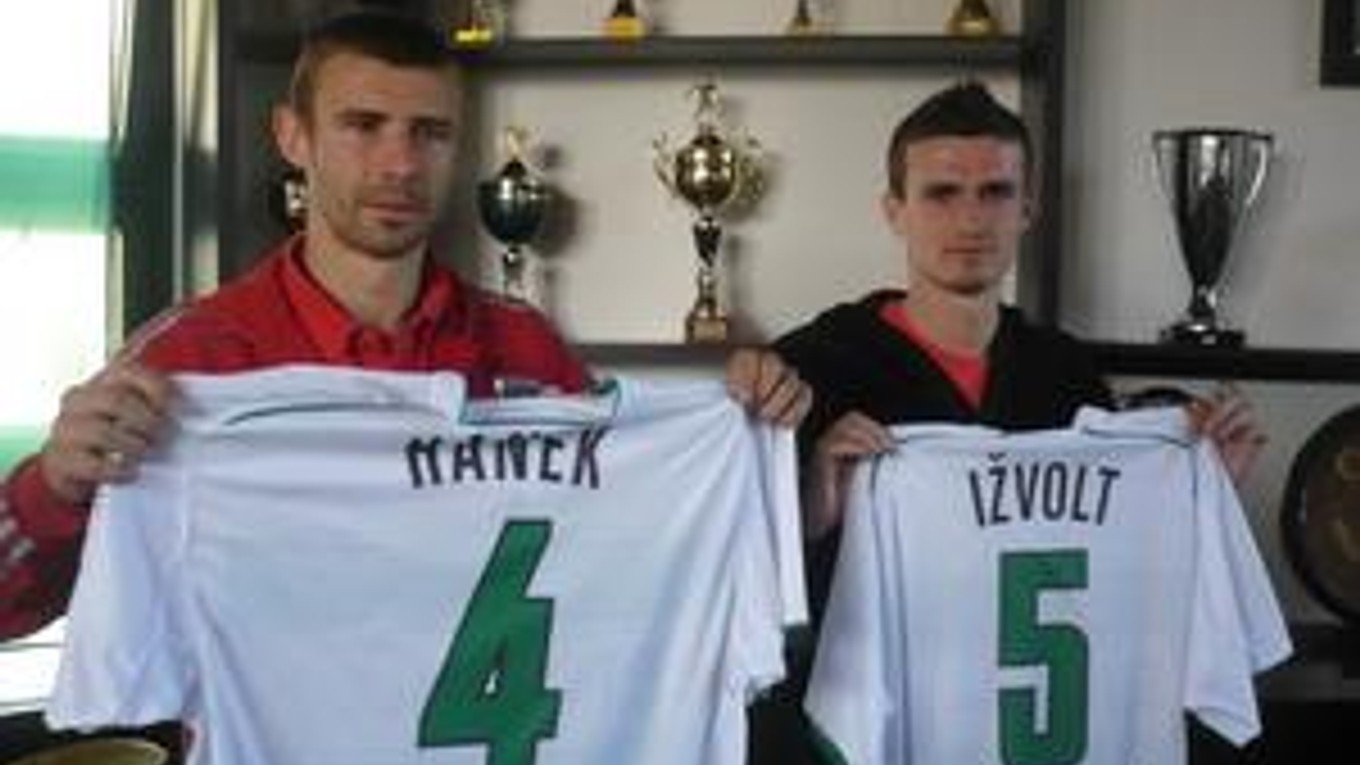 Nové dresy. Novici zapózovali aj so zeleno-bielymi dresmi.