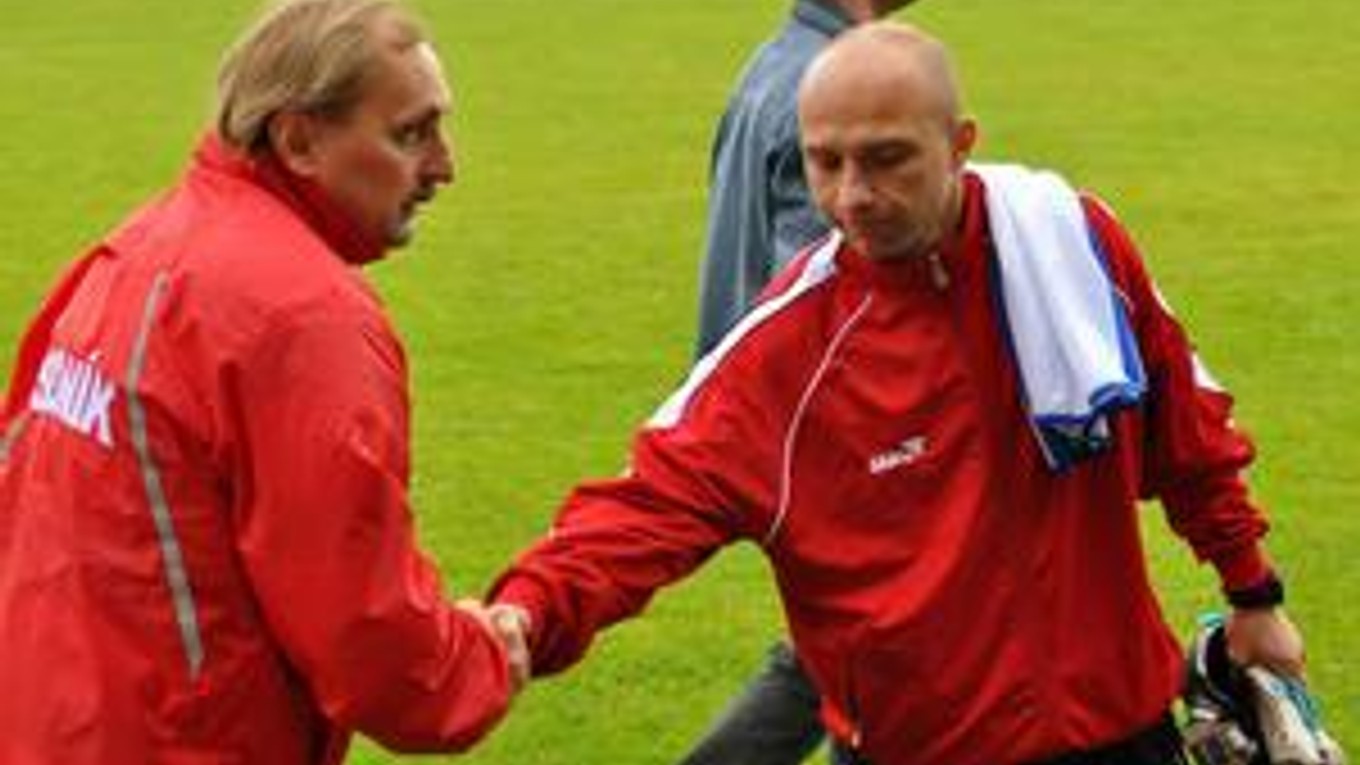 Obaja tréneri. P. Piršč a Ľ. Puhák sa mohli po stretnutí porozprávať o spoločnom trápení hráčov v koncovke.