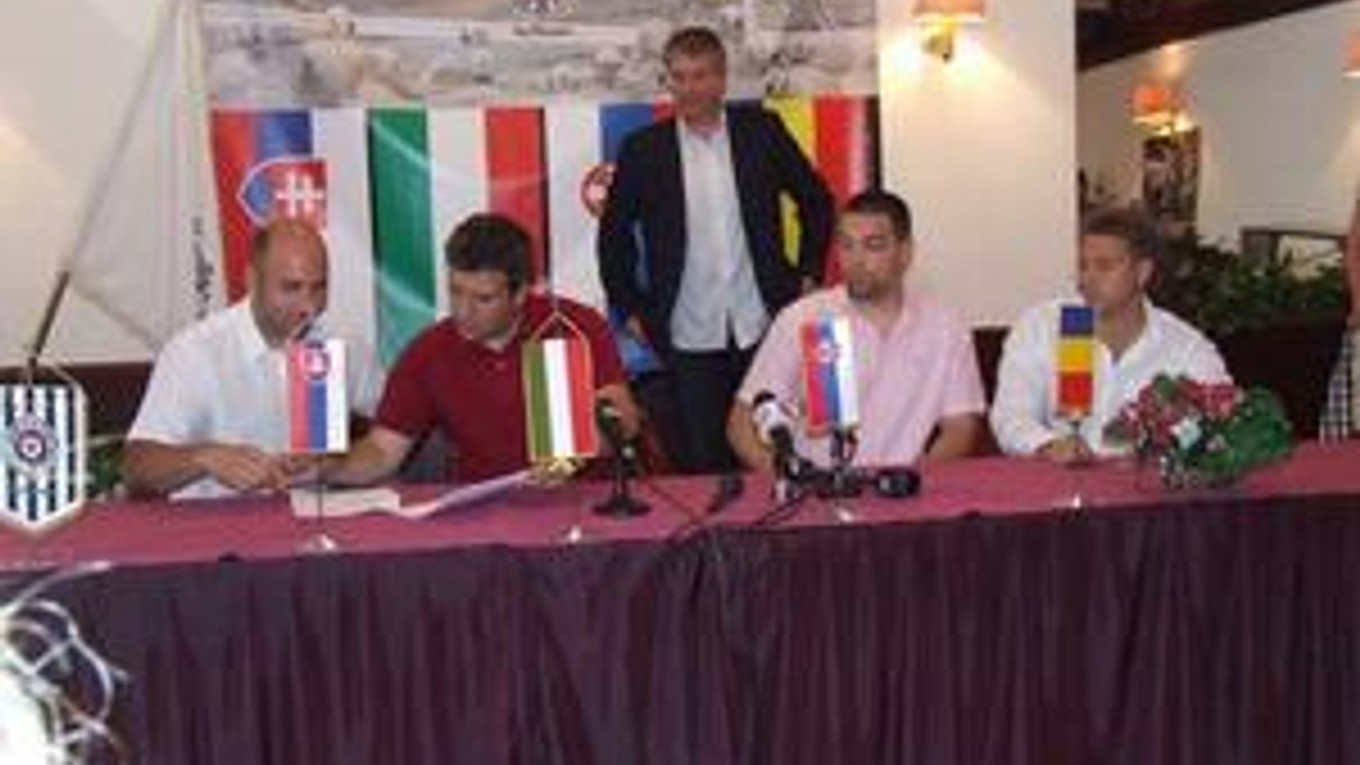 Podpis zmluvy. Štefan Šmihuľa (druhý sprava) so zástupcami ostatných krajín podpisuje v Belehrade kontrakt o interlige.