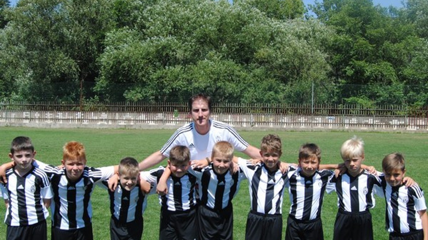 Kemp Juventusu na Slovensku. Tréner Alessandro Calcia so svojimi zverencami.