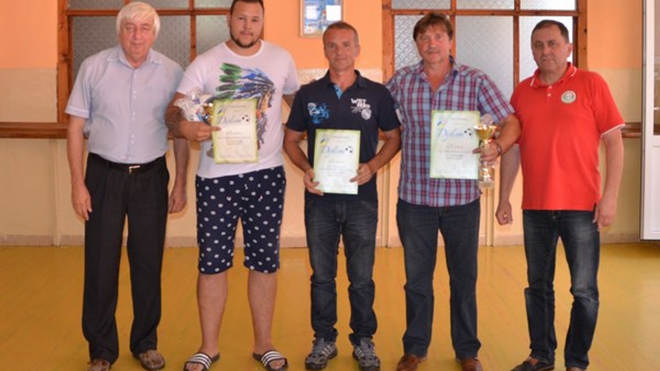 I. trieda. Trojica najlepších v I. triede, zľava podpredseda ObFZ J. Chanas, M. Chochol (Rudná), J. Gebe (Krh. Dlhá Lúka), D. Gallo (Vyšná Slaná) a predseda ObFZ J. Džubák.