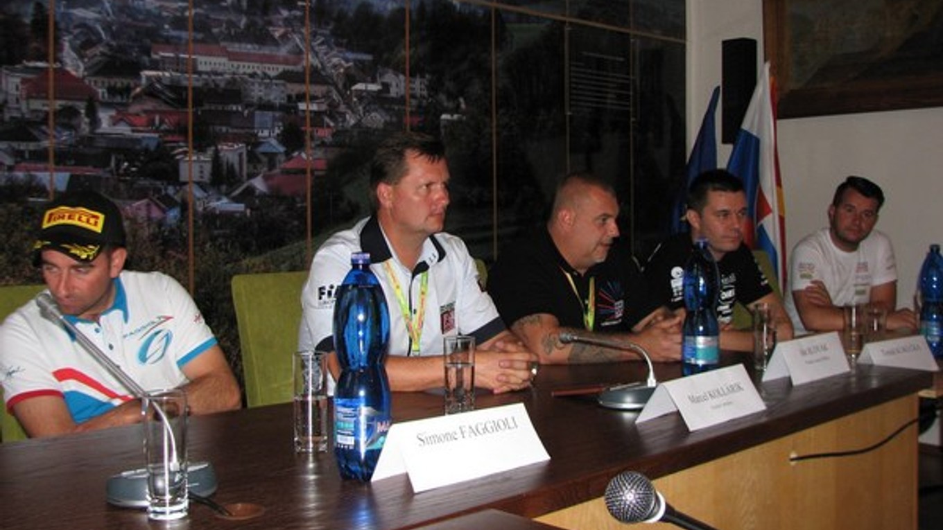 Tlačová konferencia. Riaditeľ M. Kollárik v strede, vľavo S. Faggioli, vpravo primátor mesta Dobšiná J. Slovák.
