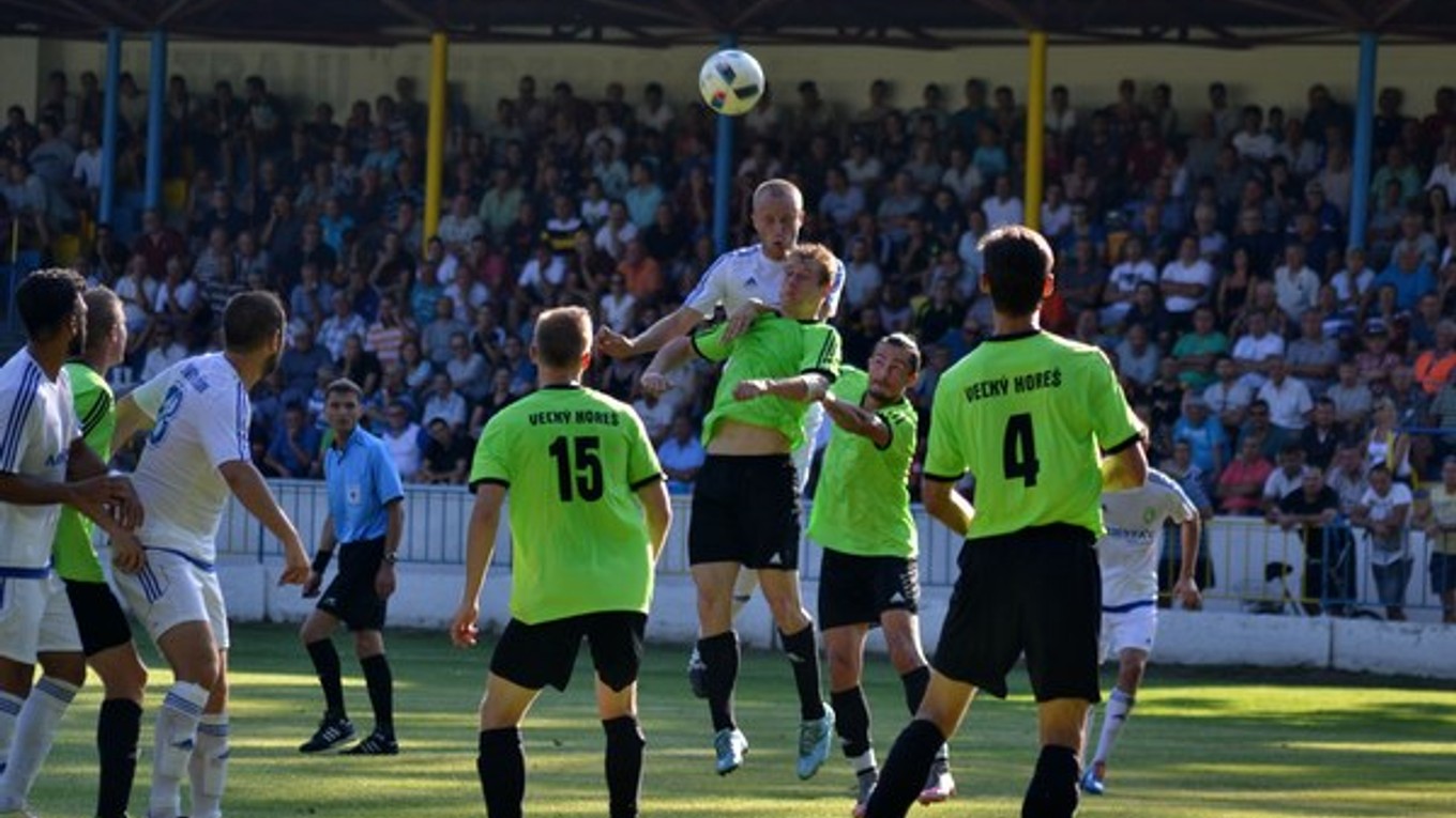 Futbal na Zemplíne lákal. Zápas Trebišov – Veľký Horeš sledovalo 1024 divákov.