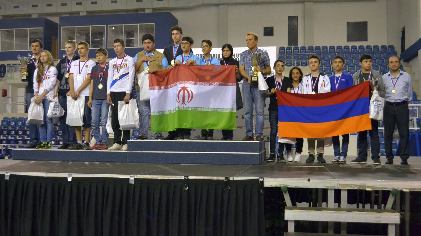 Trojica najlepších tímov. Zľava: Rusko, víťazný Irán a Arménsko.