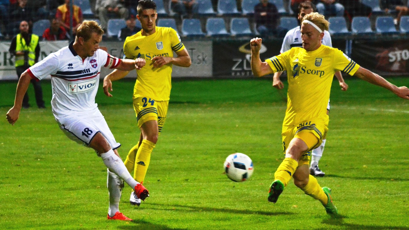 Nová posila do defenzívy v akcii. Michal Sipľak (vpravo) v súboji s Martinom Orávikom. 