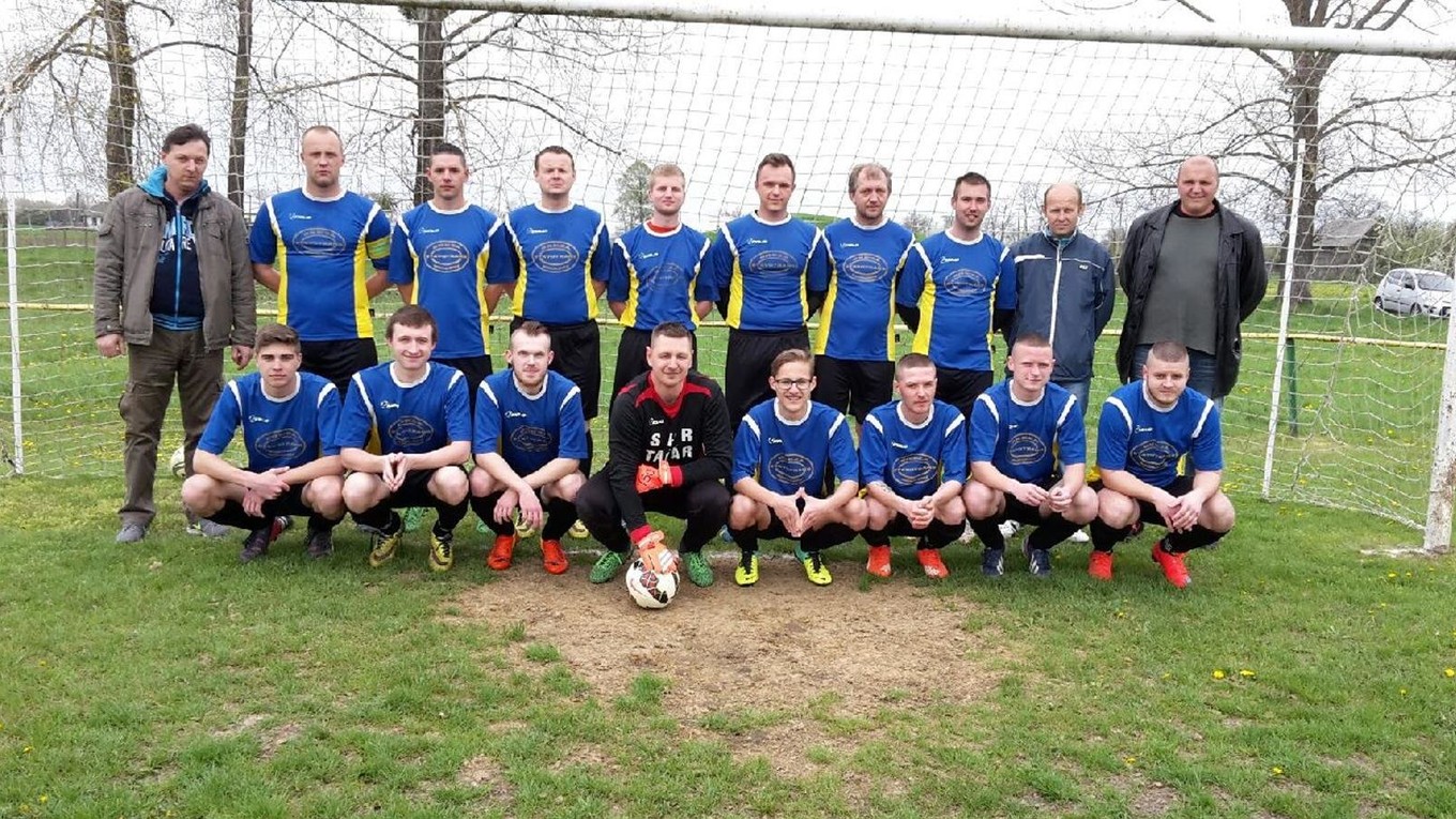 Šiestoligoví futbalisti OFK Dúbravka. V nedeľu zaznamenali prvé víťazstvo, doma tesne porazili Zemplínsku Širokú.