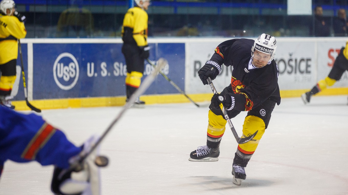 Švajčiari trénovali aj nájazdy. Strelu zápästím skúša Kanaďan A. Ebbett.