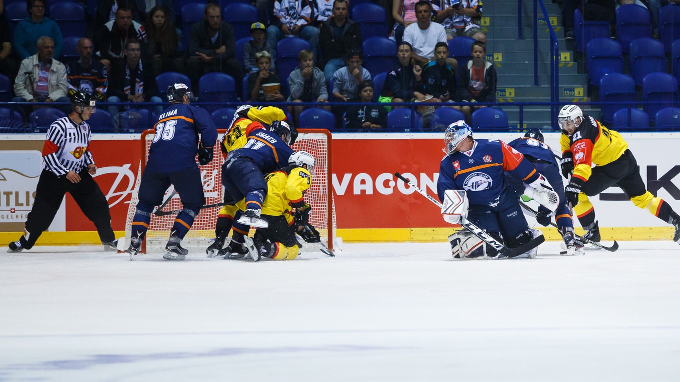 Skrumáž pred košickou bránkou. Pokojných chvíľ si M. Kopřiva (v strede) príliš mnoho neužil.