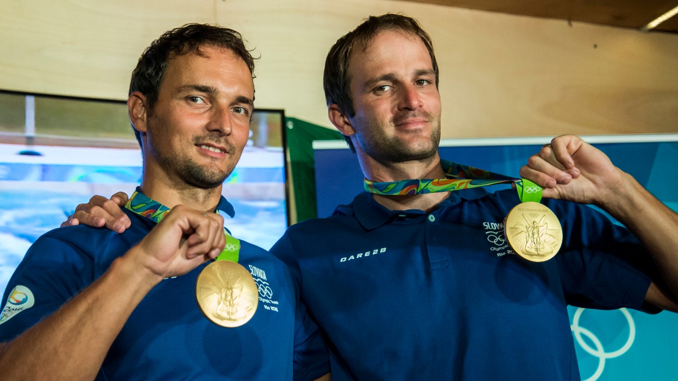 Úspešní deblkanoisti Peter (vľavo) a Ladislav Škantárovci. Takto zapózovali so zlatými medailami na krku po prílete na Slovensko. 