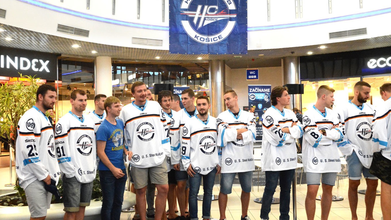 Pred začiatkom autogramiády. Fanúšikovia sa mohli s hráčmi odfotiť.