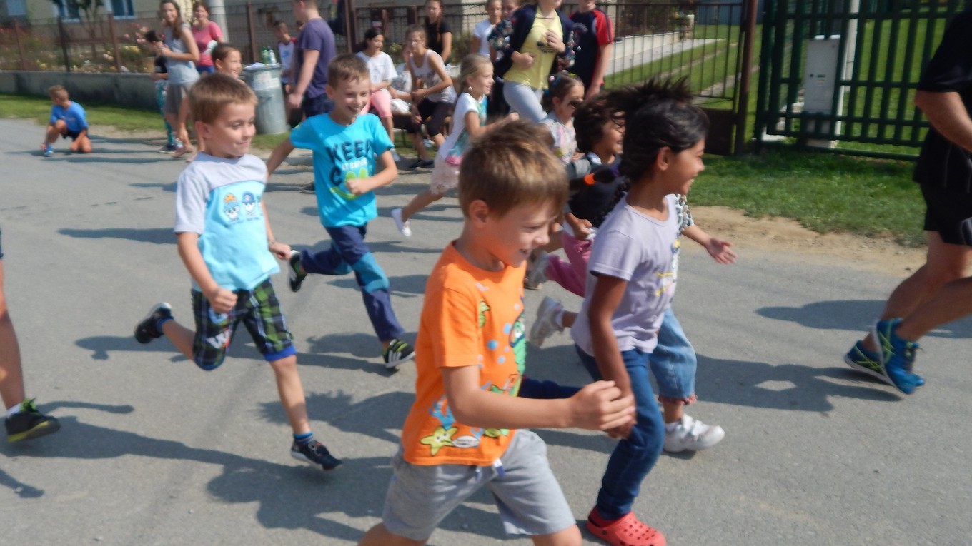 Štafetový maratón v Dlhej Lúke. Zúčastnilo sa ho 148 žiakov cirkevnej školy.