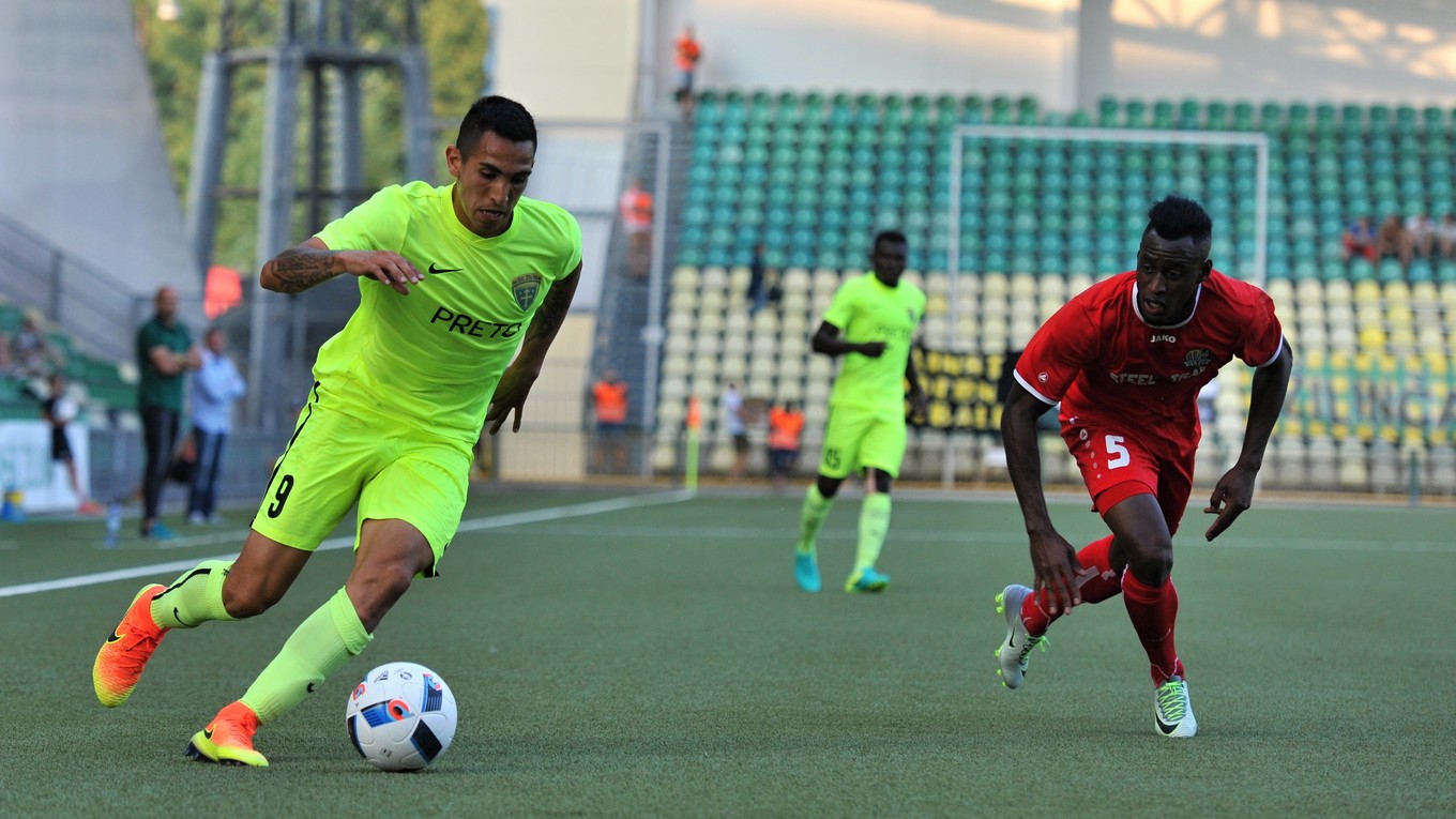 Ivan Santiago Diaz (Žilina) a Jean Pierre Morgan (Košice) v zápase 3. kola Slovenského pohára - Slovnaft Cupu MŠK Žilina - FC VSS Košice v Žiline 