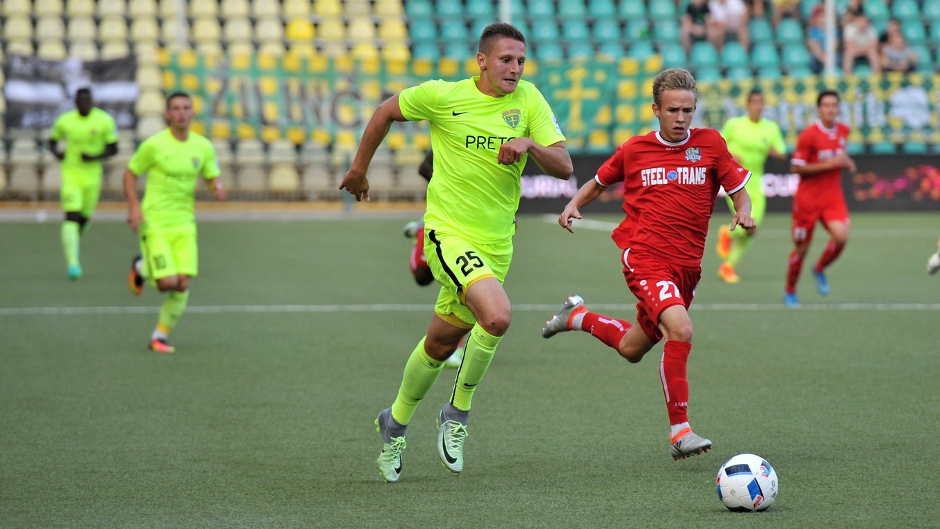 K lopte má najbližšie žilinský Kaša. Stíha ho nová tvár v drese VSS, Rus Andrejev.