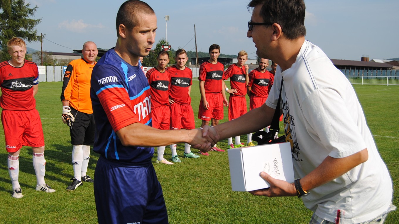 Ocenený za gól jari. Marek Jaworek prebral cenu z rúk šéfredaktora.