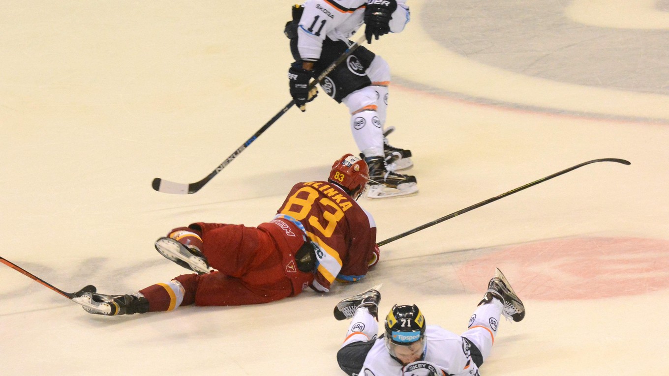 Moment, po ktorom má prácu zubárka. Zub sa Šedivému nezlomil pri súboji s Hlinkom, ale pri následnom páde na ľad.