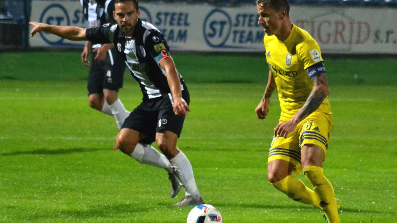 Hrdina sobotňajšieho zápasu s Myjavou. Michalovský kapitán Igor Žofčák (vpravo) strelil víťazný gól svojho celku v poslednej minúte. 