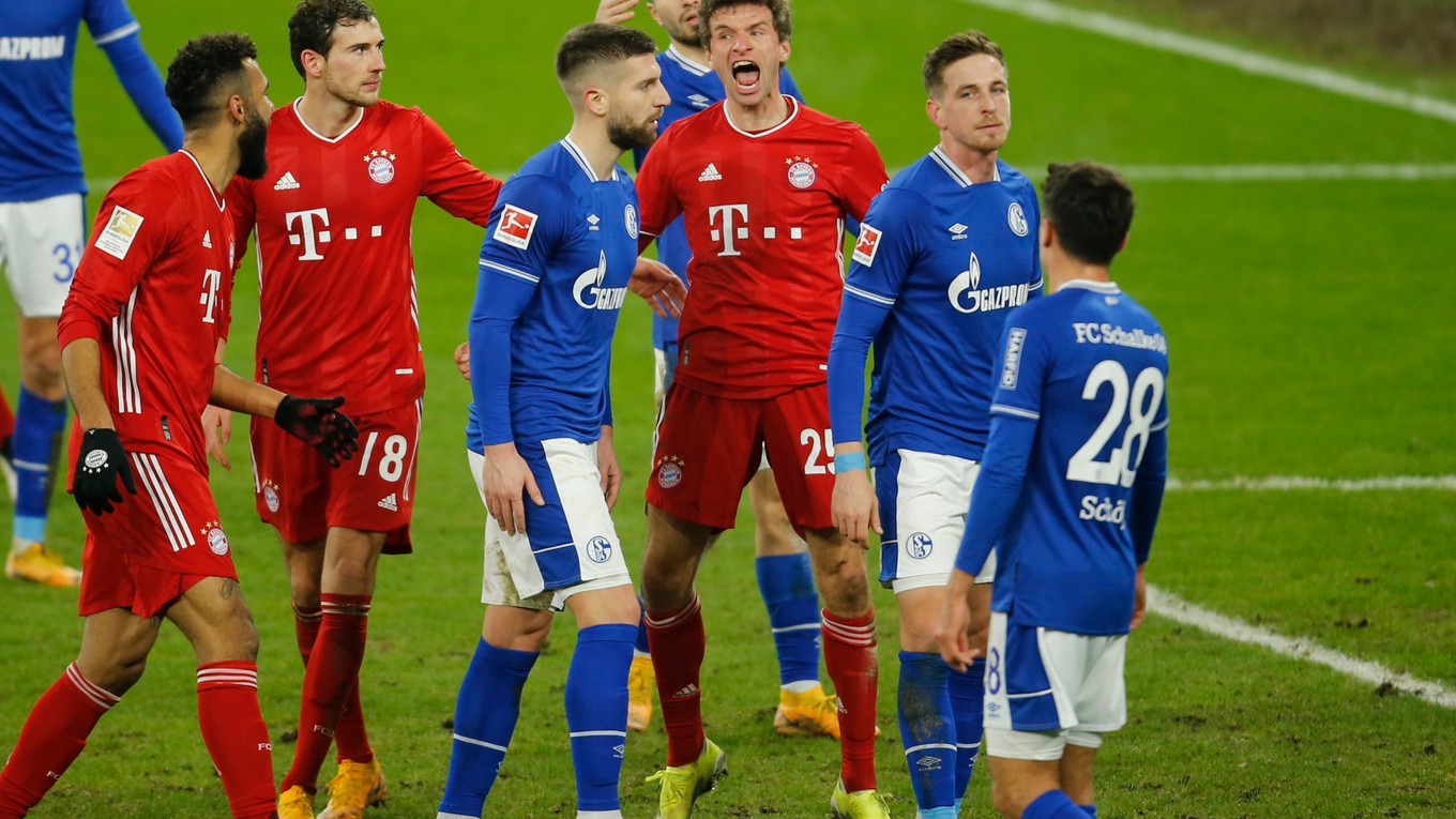 Hráč Bayernu Thomas Müller (uprostred) oslavuje gól v zápase Schalke 04 - Bayern Mníchov.