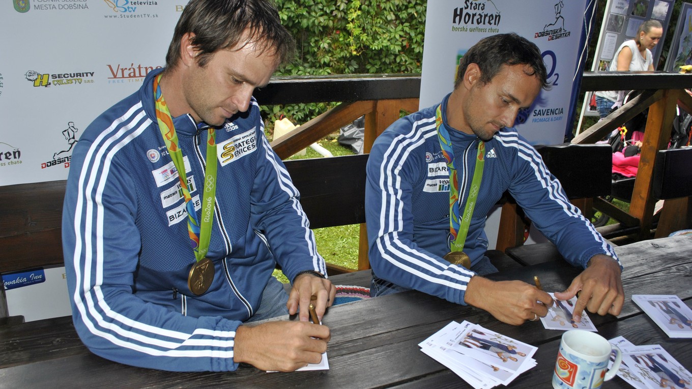 Olympijskí víťazi. Škantárovci počas autogramiády s účastníkmi Dobšinskej desiatky.