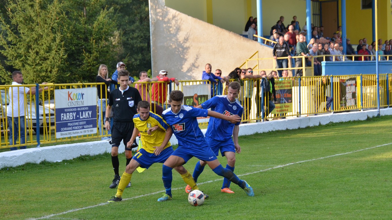 O tretí gól MFK Rožňava sa postaral J. Figúr (vľavo).