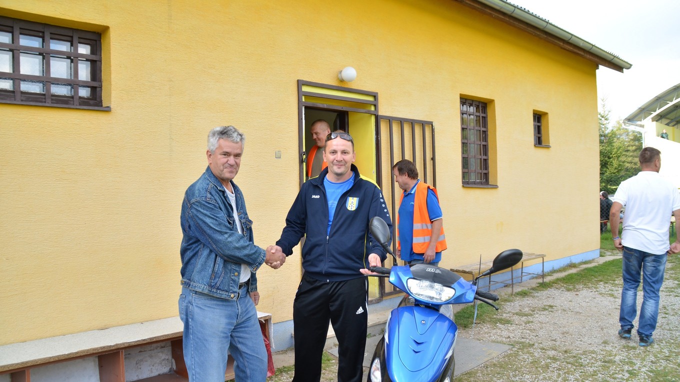 Dušanovi Ličeníkovi gratuluje prezident MFK Rožňava Michal Domik.