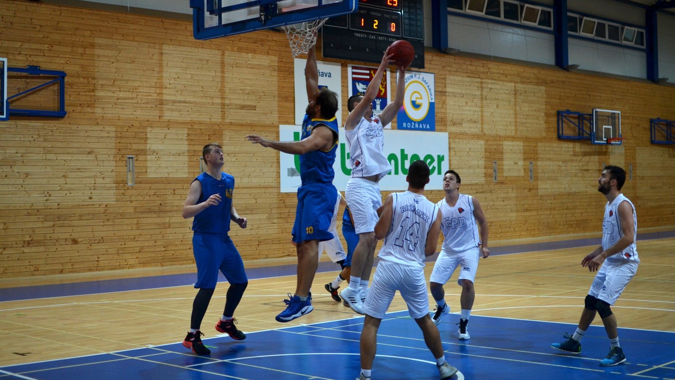 K oporám ŠPD patrí M.Lichvár (s loptou).