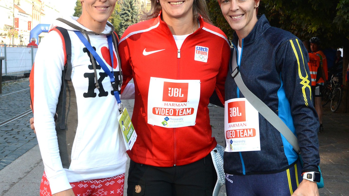 Barbora Špotáková (v strede) so sestrami Velďákovými. V Košiciach sa českej atletickej hviezde obnovili spomienky na detstvo.