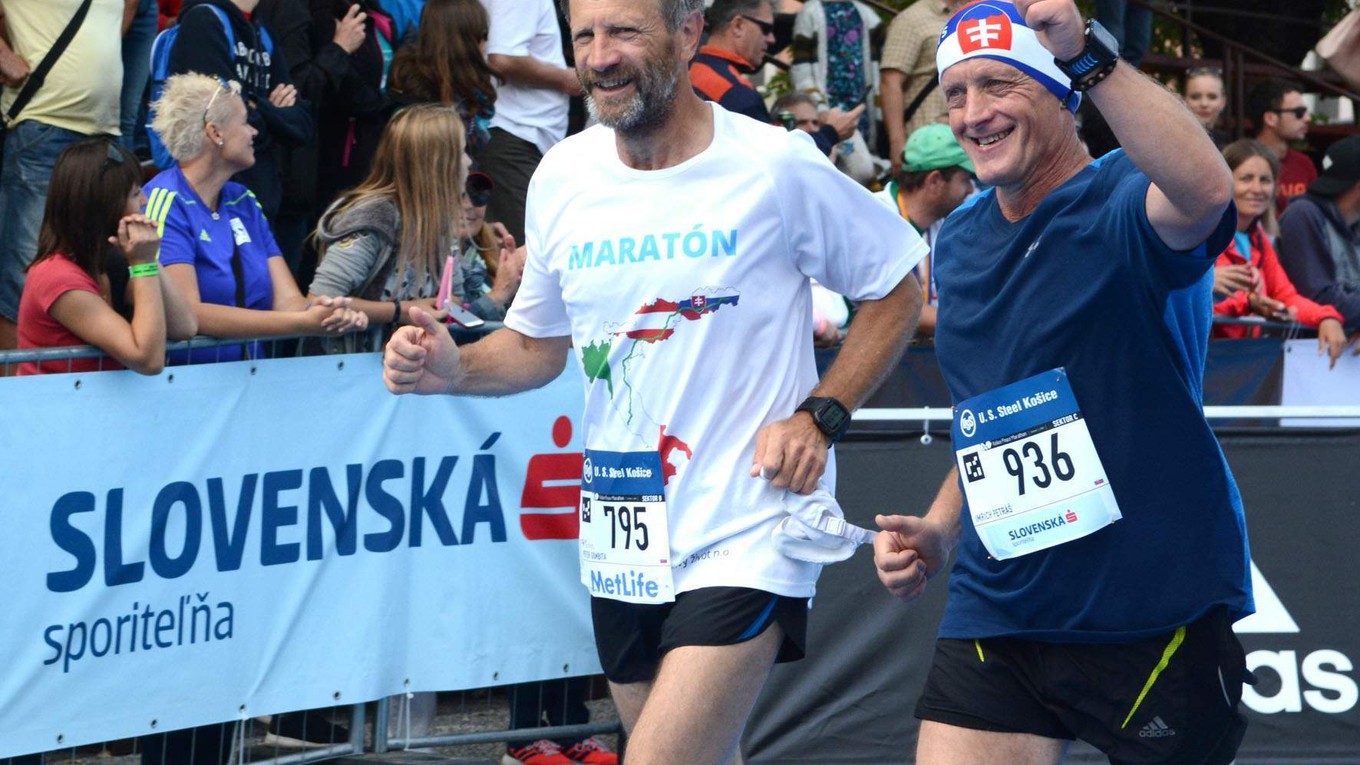 Nezastavili ho ani pľuzgiere na nohách. Farár P. Gombita (vľavo) dobieha do cieľa na košickom maratóne.