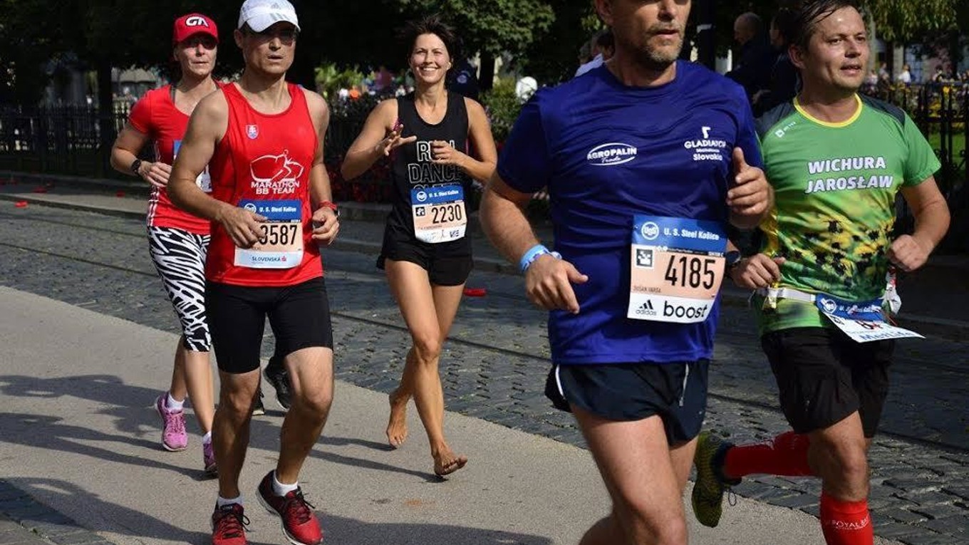 Naboso a s úsmevom. Lucia tvrdí, že naše chodidlá lepšie reagujú, keď beháme bez trampiek.